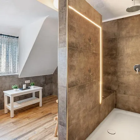 Pauline Apartment